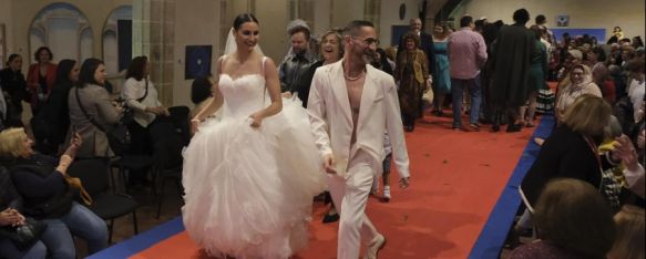 Los modelos muestran dos trajes para una ceremonia matrimonial durante el carrusel final.  // CharryTV