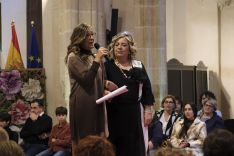 Milagros Calle, presentadora del desfile, junto a la presidenta del colectivo, Pepi Chito.  // CharryTV