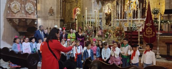 Escolares rondeños entregan flores a la Virgen de la Cabeza 