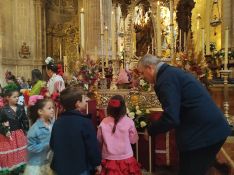 El párroco Francisco Sánchez ha acompañado a los menores en el acto.  // CharryTV