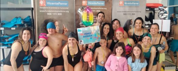 Equipo de la última edición del evento solidario celebrado en la piscina municipal.  // CharryTV