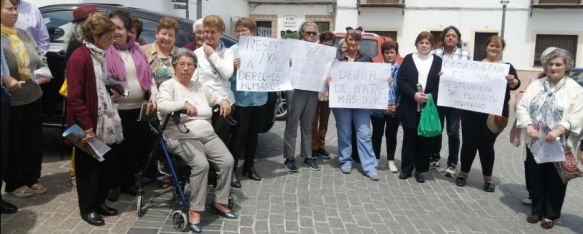 Los vecinos del municipio se han reunido junto a la iglesia sobre las 13:30, tras finalizar la misa. // CharryTV