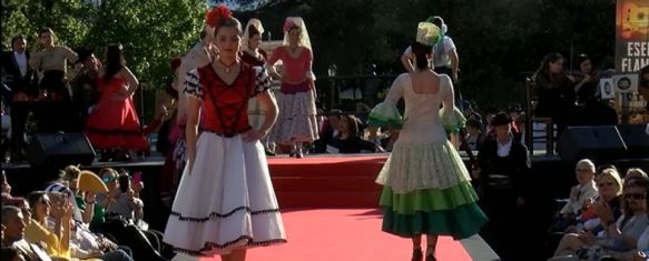 La Pasarela Romántica congrega a decenas de personas en la plaza Teniente Arce, La cita ha mostrado, un año más, propuestas de vestimentas y prendas de época de cara a la recreación histórica, 06 May 2024 - 11:50