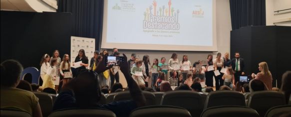 Una treintena de alumnos se desplazaron hasta Málaga para recoger el galardón y su diploma.  // CharryTV