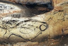 Bullón asegura que no es habitual encontrar imágenes de peces en los refugios prehistóricos. // Diputación de Málaga. 