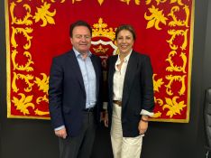 El pregonero, junto a la alcaldesa de Ronda, María de la Paz Fernández // Manolo Guerrero
