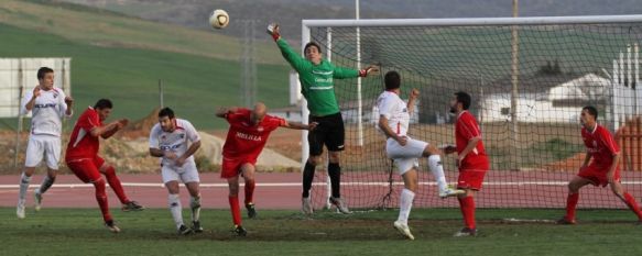 El meta visitante Verdejo, despejando un balón.  // Diego Battioli