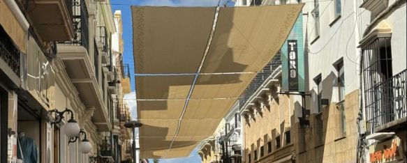 Inician la colocación de los toldos en la calle La Bola, Se van a instalar por tercer año, siendo el segundo que abarca…, 21 May 2024 - 11:11