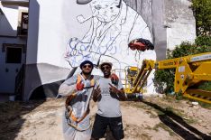 Dos artistas retratan a una personas muy conocida en el pueblo en el mismo lugar donde solía sentarse.  // CharryTV