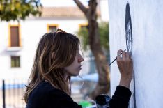 También se han añadido dibujos más pequeños como el del boticario o el de varias vecinas sentadas al fresco.  // CharryTV