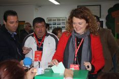 La portavoz municipal socialista, Teresa Valdenebro, votando esta mañana. // CharryTV