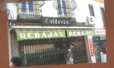 Juan conserva esta imagen de la fachada de su casa, con el cartel de una establecimiento de calzados en la parte baja.  // CharryTV