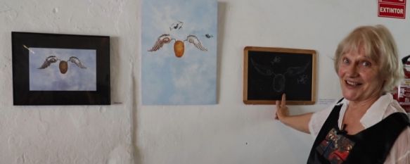 Ida señala uno de los símbolos de esta muestra compuesta por unas veinte piezas. // CharryTV Ida señala uno de los símbolos de esta muestra compuesta por unas veinte piezas. // CharryTV