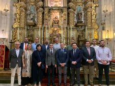 Ramírez junto al presidente saliente y varios Hermanos Mayores en la tarde de ayer.  // CharryTV