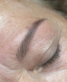 Ejemplo de micropigmentación en cejas de estilo realista.  // CharryTV