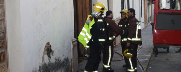 Dos dotaciones se desplazaron a la vivienda comprobando que el incendio era de grandes dimensiones. // CharryTV