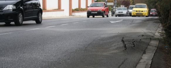 Imagen actual del pavimento de la avenida de Málaga. // CharryTV