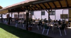 El consistorio ha instalado nuevos espacios de sombra en la terraza del bar.  // CharryTV