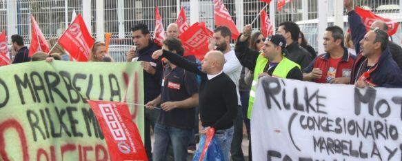 Una treintena de trabajadores de Automasa se han concentrado a las puertas de la casa Ford en Ronda.  // CharryTV