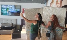Para celebrar la inauguración, se han regalado 50 colchones // Laura Caballero