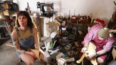 Delia está realizando parte de su trabajo en el taller del artesano Álvaro Gross.  // CharryTV
