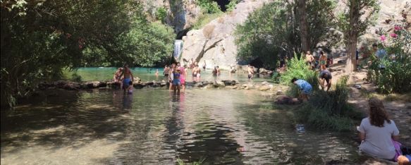 Bañistas en el Charco Frío. // CharryTV Bañistas en el Charco Frío. // CharryTV