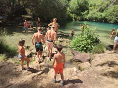 Los más pequeños suelen ser los más valientes y atrevidos para meterse en el agua. // CharryTV