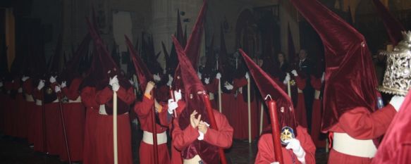 Hermanos de Los Gitanos, en el interior de la Colegiata de Santa María La Mayor. // CharryTV