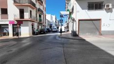 La ausencia de pasos de peatones en este cruce supone un importante problema para los transeúntes.  // CharryTV