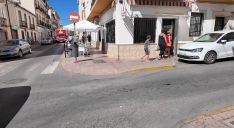 Barragán nos pone como un mal ejemplo esta esquina de calle Infantes ya que los botones del suelo te conducen a la calzada y han colocado una señal justo en el acceso al paso de peatones. // CharryTV