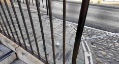 Juan asegura que esta rampa de calle Armiñán es muy resbaladiza y ha producido más de un accidente.  // CharryTV