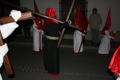Uno de los siete hermanos penitentes del Silencio que visten túnica negra, portando una cruz a cuestas.  // CharryTV