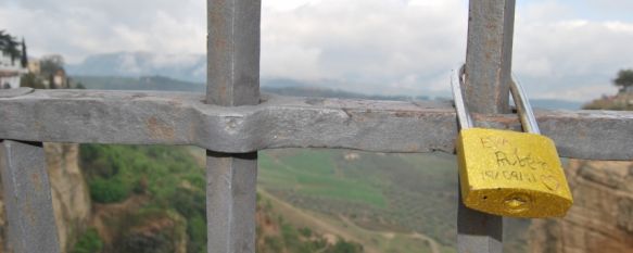 Imagen de uno de los candados situados en los balcones de forja del Puente Nuevo. // CharryTV