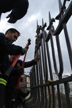 Efectivos del Parque de Bomberos de Ronda, retirando los denominados candados del amor. // CharryTV