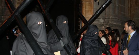 Hermanos de la Vera+Cruz, durante su estación penitencial, que por primera vez en la Semana Santa de Ronda se hizo sin imágenes. // CharryTV