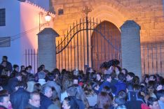 Exterior de la Parroquia de Nuestro Padre Jesús, a la espera de que se abriesen las puertas.  // CharryTV