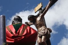 El Santísimo Cristo de los Remedios, a su paso por la Carrera Oficial. // CharryTV