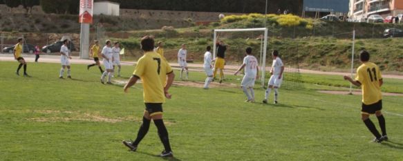 El C.D. Ronda no puede pasar del empate en la Ciudad Deportiva ante el Nerja, Los visitantes se adelantaron con un gol de falta de Villanúa, pero De María empató al filo del descanso, 07 Apr 2012 - 17:56