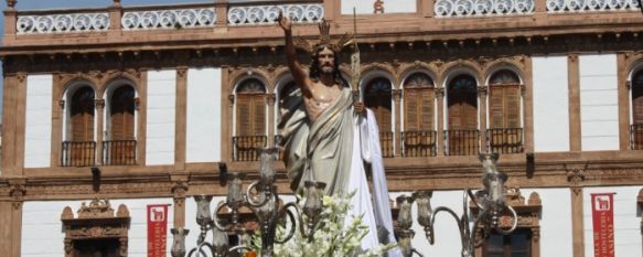 Gran cierre a nuestra Semana Santa con la procesión del Resucitado, Cristo Resucitado fue portado por vez primera por costaleros, en un desfile en el que destaca el papel de la mujer, 08 Apr 2012 - 14:05