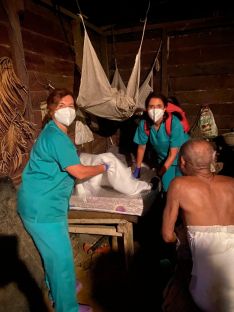 Ana y su compañera llevaron un colchón nuevo a la casa de un paciente de avanzada edad que no podía desplazarse a diario al hospital pese a necesitar las curas.  // Contagia Solidaridad.