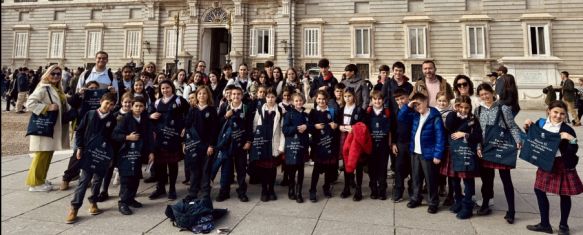Alumnos rondeños conmemoran el X aniversario del reinado de Felipe VI con un viaje a Madrid, Estudiantes de los colegios Fernando de los Ríos y Juan de la Rosa han visitado el Palacio Real, de manos de la Real Maestranza de Caballería, 31 Oct 2024 - 16:26
