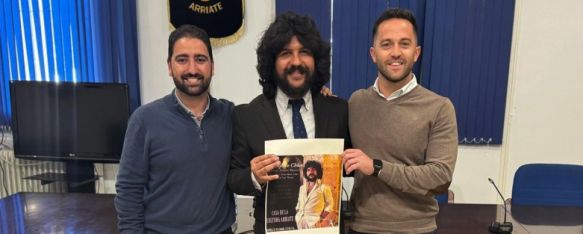 De izquierda a derecha: el concejal Rafael Carlos Melgar; el cantaor Alonso Núñez y el alcalde, Francisco Javier Anet // Manolo Guerrero De izquierda a derecha: el concejal Rafael Carlos Melgar; el cantaor Alonso Núñez y el alcalde, Francisco Javier Anet // Manolo Guerrero