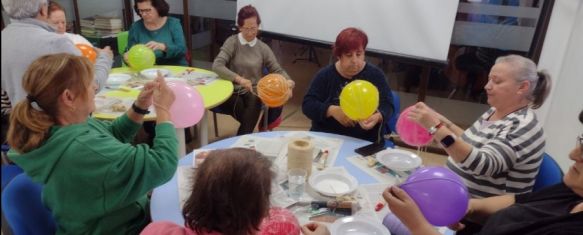Los vecinos de Algatocín se unen para decorar el municipio, Los participantes de los talleres de ocio y tiempo libre de la localidad realizan adornos para las fiestas navideñas, 22 Nov 2024 - 17:13