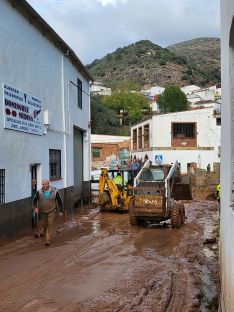 Operarios municipales, trabajadores y vecinos participaron en la labores de limpieza.  // CharryTV