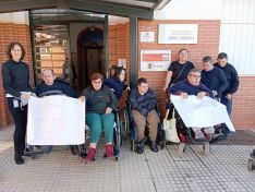 Un grupo de personas con grandes necesidades de apoyo también preparó pancartas y se concentró en Ronda. // Fundación Asprodisis