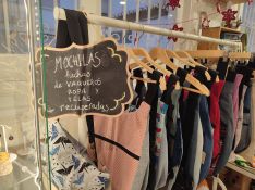 En su tienda expone a la venta productos creados por ella y por otros artesanos.  // CharryTV