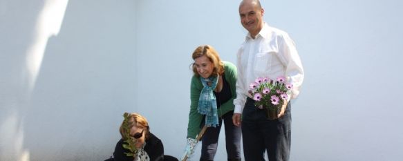 Arranca el programa “Jardines Voluntarios” en distintas barriadas de la ciudad, La primera intervención para recuperar un jardín público se ha realizado en la calle Carlos Cobo, 23 Apr 2012 - 17:24