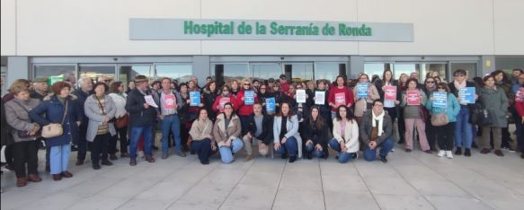 Cuevas del Becerro reclama mejoras en el servicio de urgencias , Alrededor de 200 vecinos se han concentrado en la puerta del hospital para protestar por los tiempos de espera y por la ausencia de equipos médico en las ambulancias, 07 Jan 2025 - 12:58