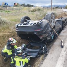 Efectivos de la dotación de Ronda han procedido a estabilizar un vehículo que había volcado // Consorcio Provincial de Bomberos