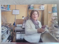 La mujer de Antonio elaborando uno de los muchos bocadillos que siguen vendiendo tanto a escolares como a trabajadores. // CharryTV